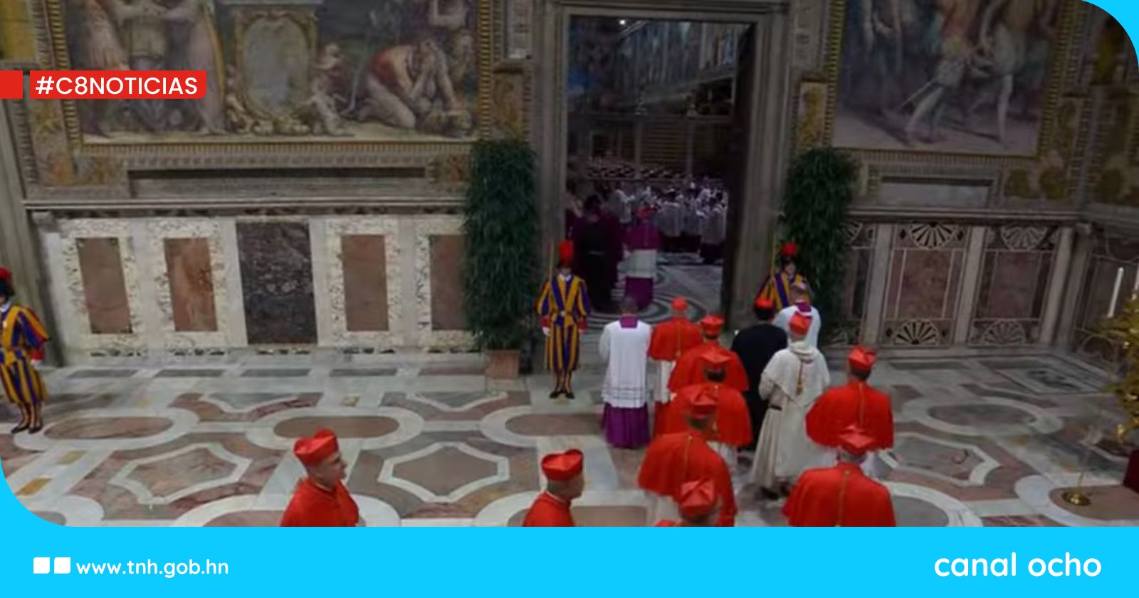 Cardenales electores entran en la Capilla Sixtina para elegir al sucesor del papa Francisco