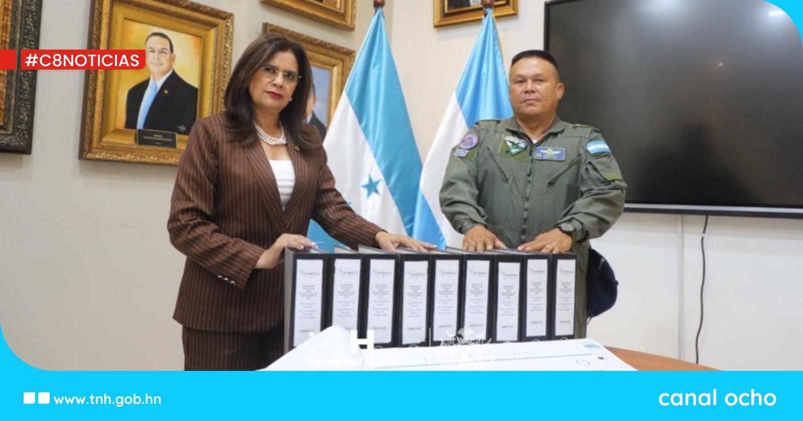 Rixi Moncada recibe planos y expedientes para construcción de la Academia Militar de Aviación