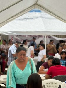 personas haciendo filas para ser atendidos en las brigadas médicas