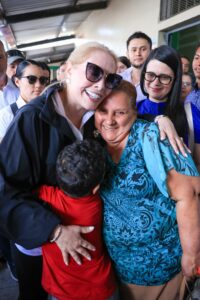 Primera Dama abraza a señoras en comunidades beneficiadas