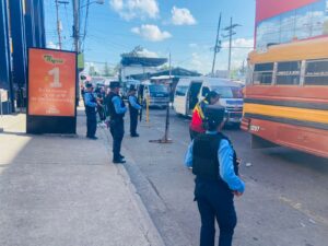 mujer policía trabajando de oficio 