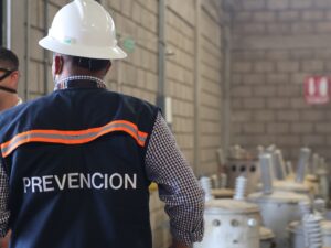 Persona revisando los transformadores 