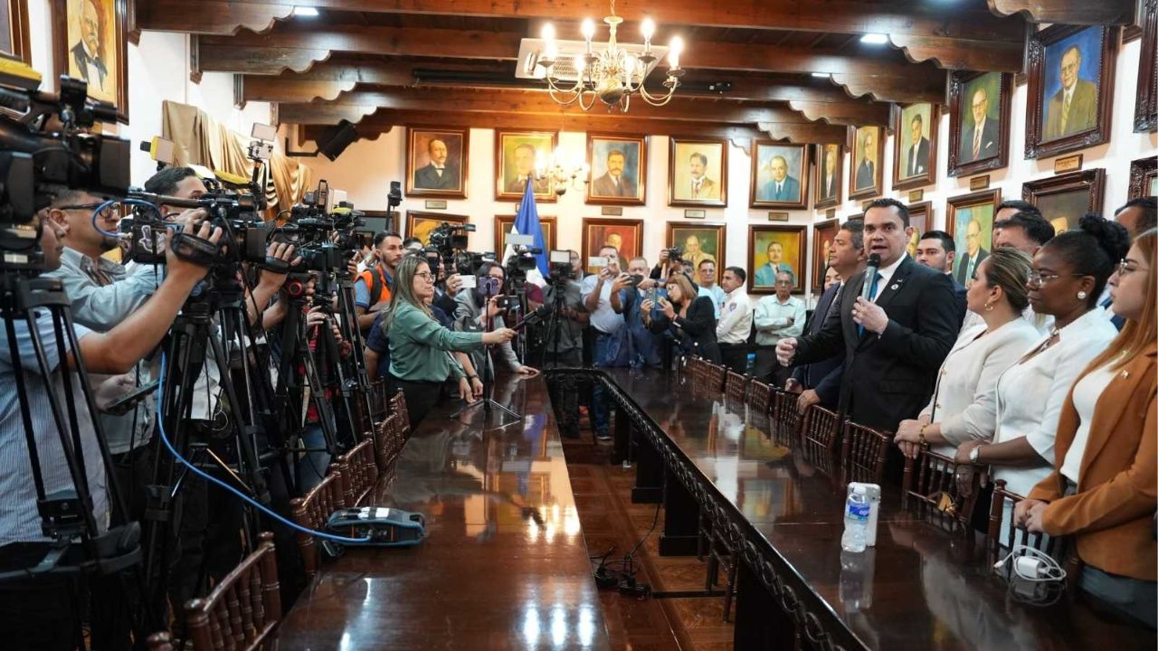 CN aprueba juicio político contra fiscal general Johel Zelaya y lo separa del cargo