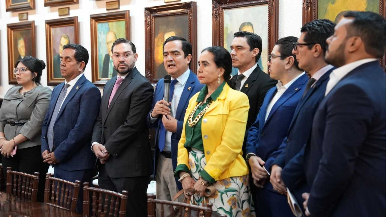 Comisión del Congreso cita al suspendido fiscal general