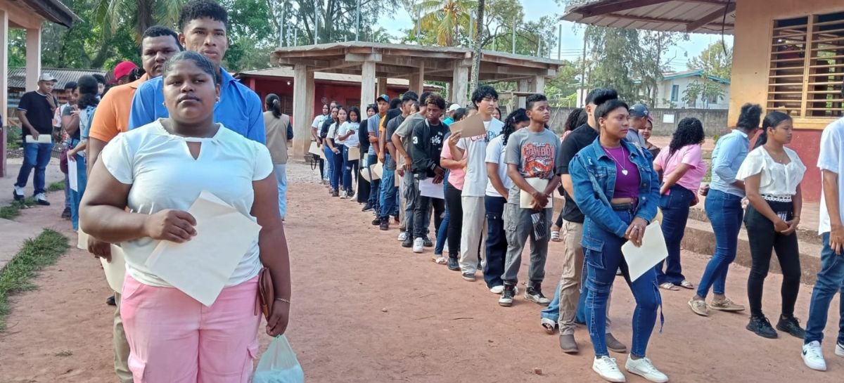 Más de 100 aspirantes realizan la prueba PHUMA en La Moskitia bajo coordinación de la UNAH