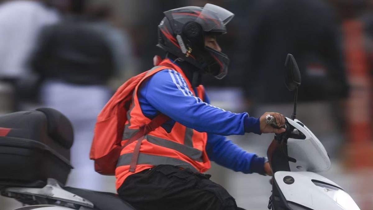 motociclista manejando con chaleco
