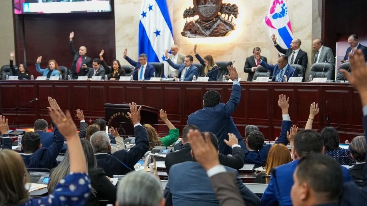 Zambrano advierte posible destitución de diputados