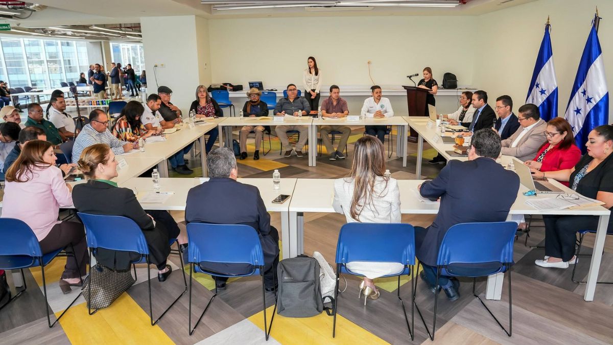 Comisión en sesión permanente para llegar acuerdo sobre el salarío mínimo 2026