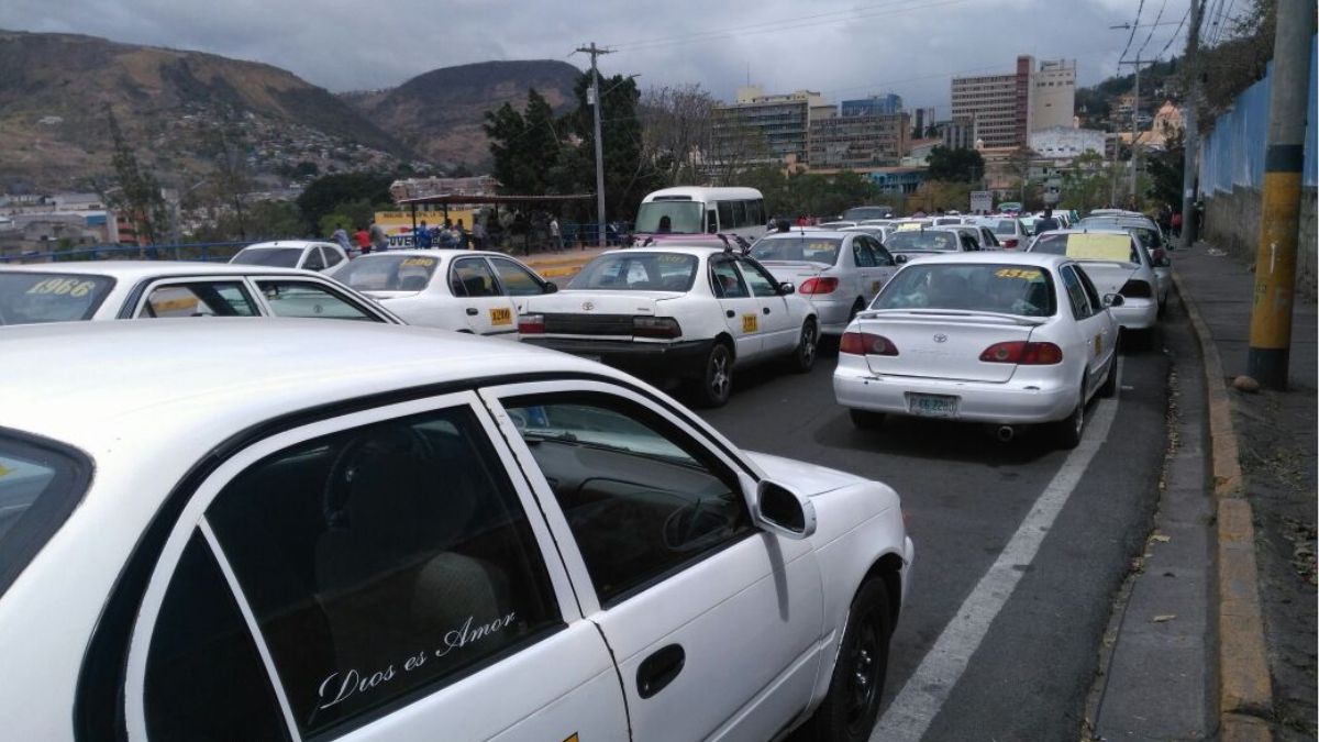 IHTT descarta aumento al pasaje de taxi y advierte sanciones por cobros ilegales