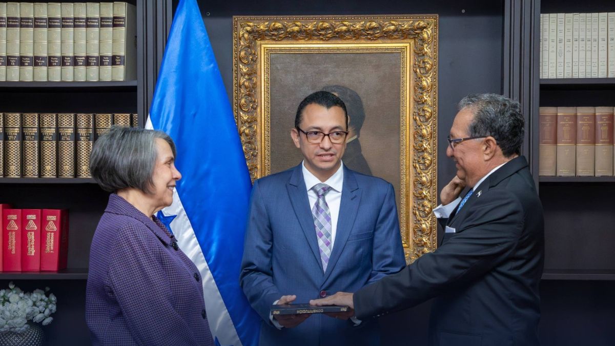 Juramentan a tres nuevos embajadores de Honduras en el exterior