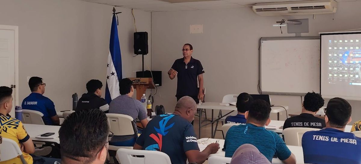 Tenis de Mesa capacita entrenadores en Nivel II