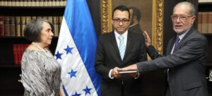 Juramentan a nuevo embajador