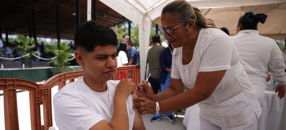 Instan a la población a vacunarse