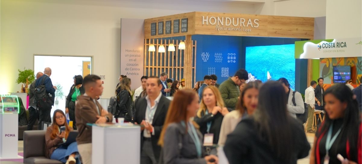 Conocinales hondureños con su stand.