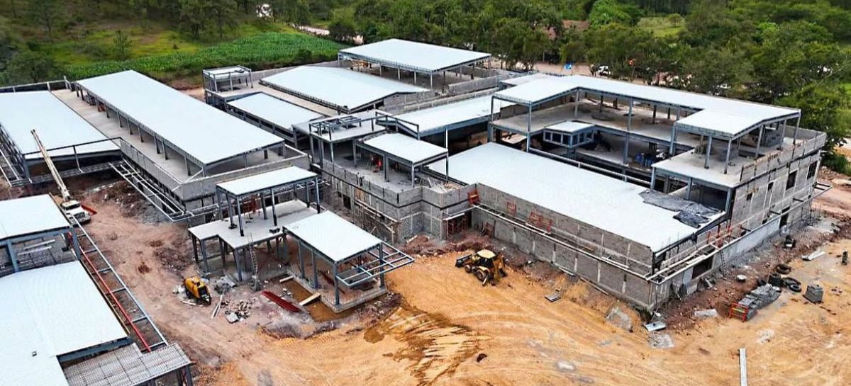 Obras de hospitales detenidas