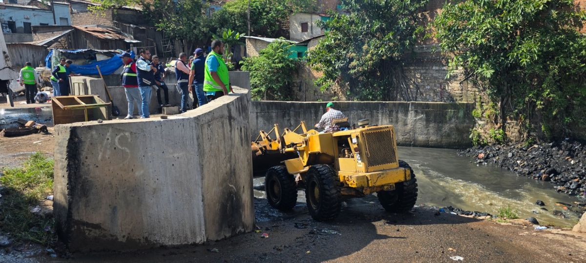 AMDC realiza trabajos de limpieza en bóveda de la quebrada El Sapo