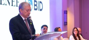 Autoridades de la ENEE y el BID