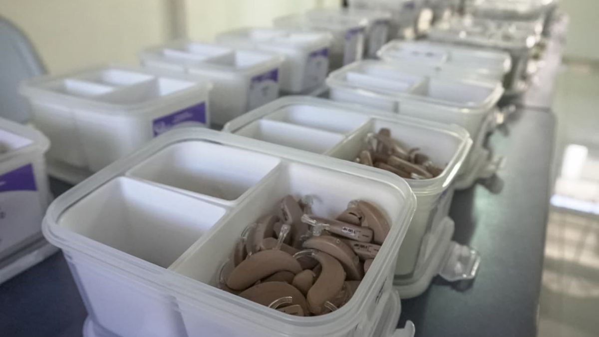 Congreso Nacional entrega prótesis auditivas en el sur del país