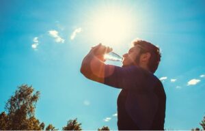 hombre tomando agua 