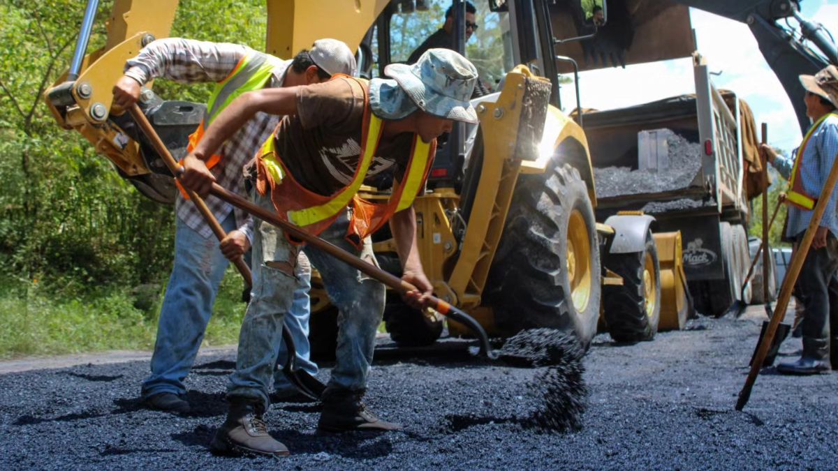 Gobierno impulsa entrega de maquinaria a favor de la red vial en el país