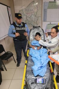 niño recibiendo asistencia médica