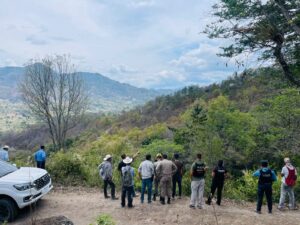 Personas buscando al niño desaparecido