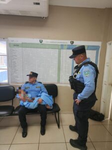 Policía Nacional con el menor