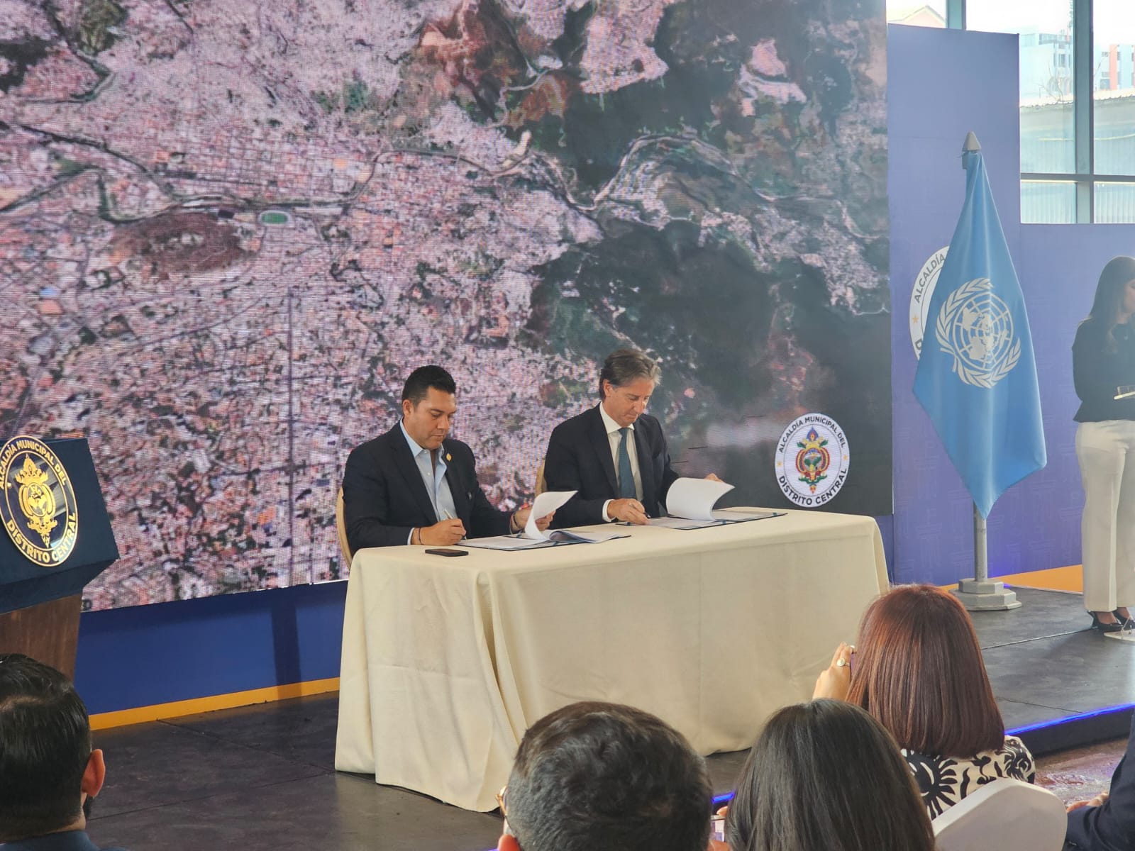 Pie de foto; momento de la firma del proyecto