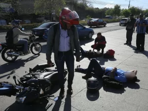 motociclistas teniendo accidente 