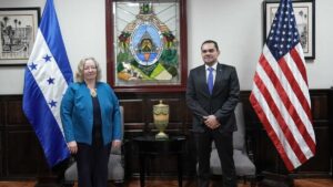 Presidente del CN y Colleen Anne Hoey.