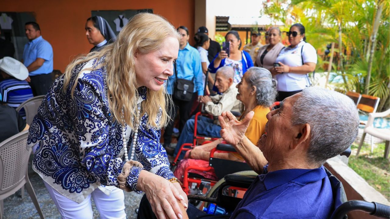 Primera Dama Lissette del Cid comparte con adultos mayores en el centro “San Judas Tadeo”