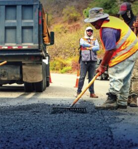 Hombres trabajando en red vial