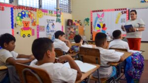 niños en horario de clases.