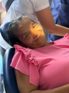 señora de la tercera edad se muestra feliz al ser atendida en las brigadas médicas