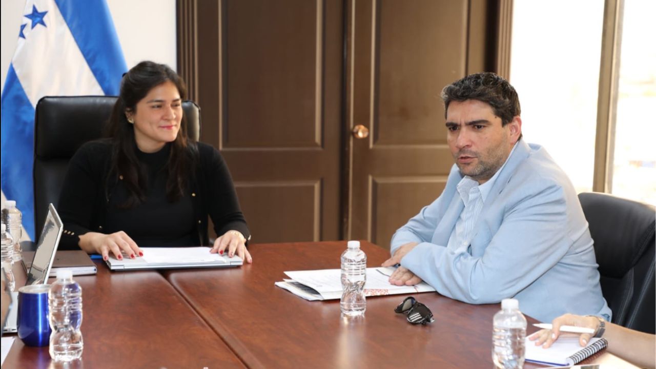 Cancillería y RNP fortalecen servicios para hondureños en el exterior