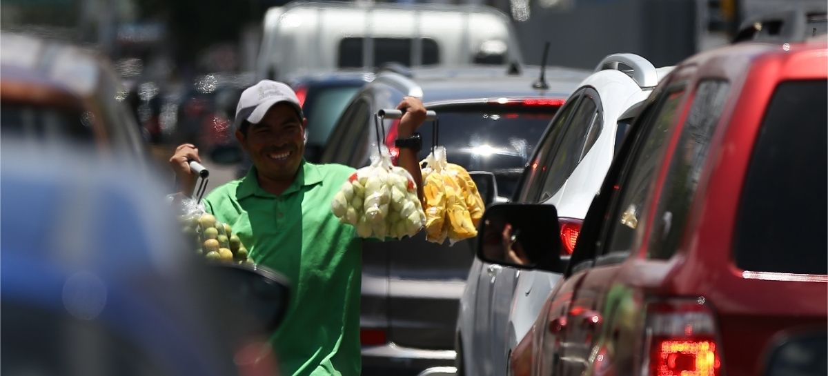 joven trabajando el primero de mayo