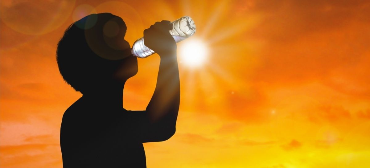 Niño tomando agua