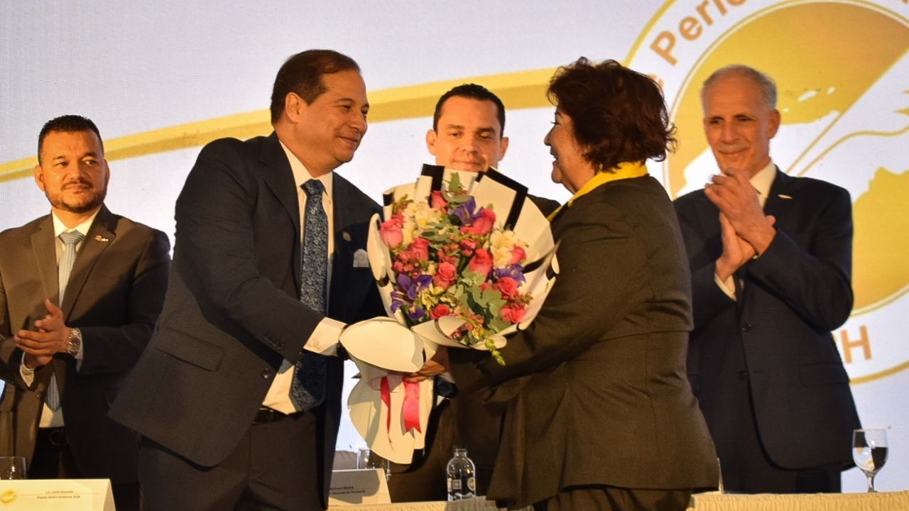 Entrega premio Ávaro Contreras a Lucía Alvarado