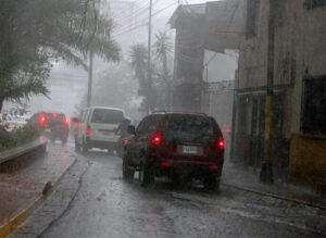 lluvias con carros en el país