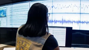 persona mantienen monitoreo de sismos en México