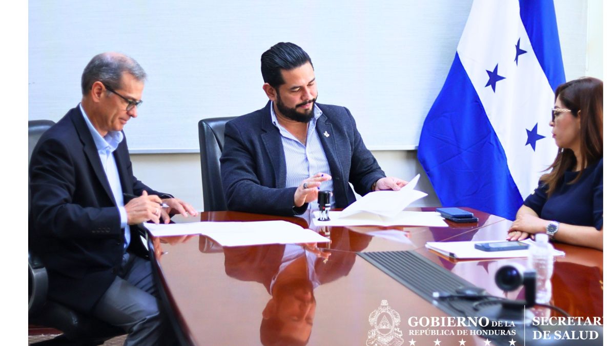 Salud firma acuerdo con farmacéutica para garantizar terapias y modernizar el sistema sanitario
