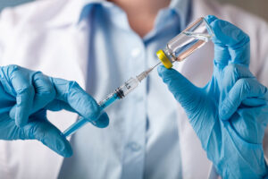 Enfermera preparando vacuna 